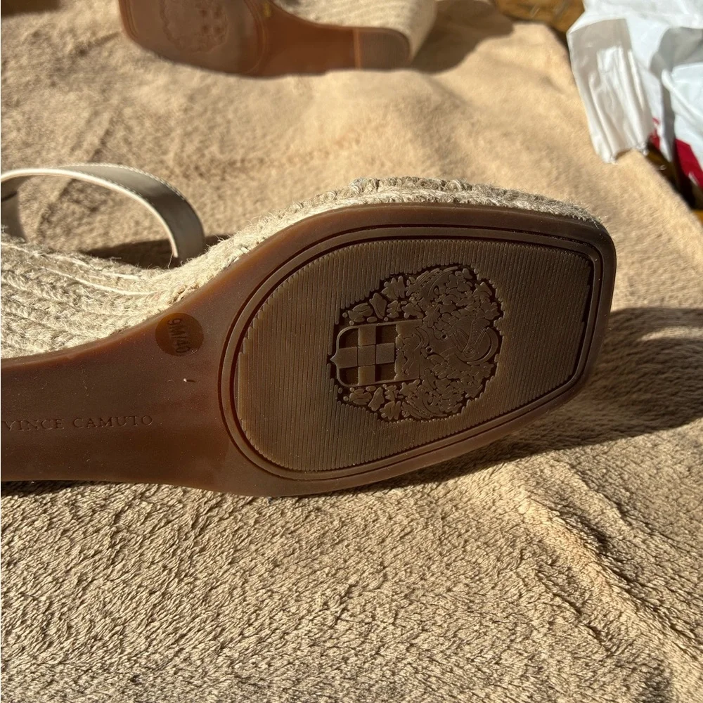 NWOT VINCE CAMUTO Meddrina Ankle Strap Sandal - Natural Size 9